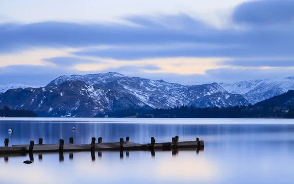 Ullswater Alacakaranlık. İngiliz Lake District Ulusal Parkı 'ndaki Pooley Köprüsü' nden Ullswater 'ın karşısındaki manzara..