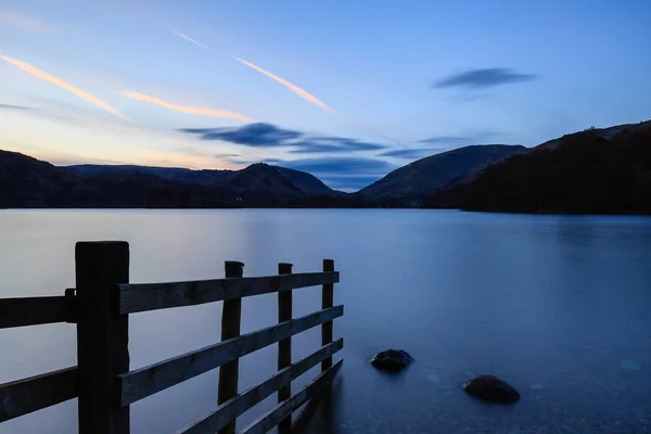 Grasmere Dusk. Grasmere 'in karşısındaki İngiliz Lake District Ulusal Parkı' nın alacakaranlıkta manzarası.