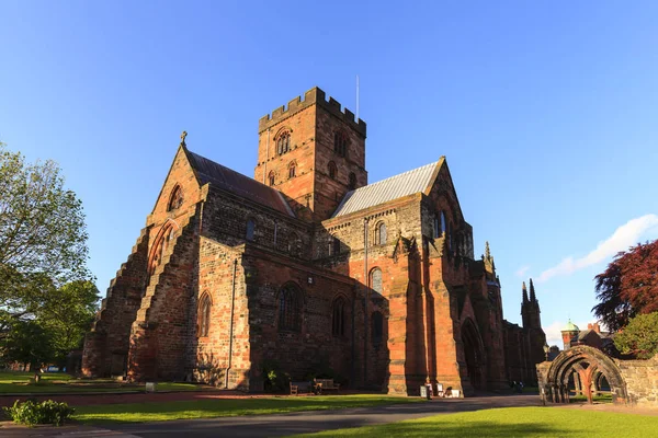 Cumbria kuzey İngiltere 'de bulunan Carlisle Katedrali 12. yüzyıla dayanmaktadır ve İngiltere' nin antik katedralinin en küçük ikinci katedralidir..