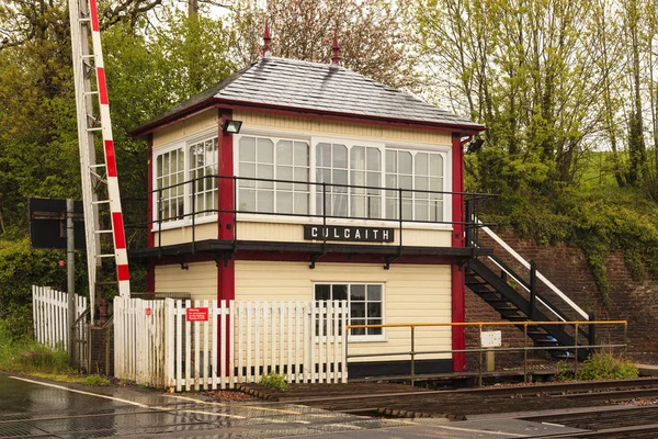 Culgaith Sinyal Kutusu ve Seviye Geçidi. Culgaith 'teki geleneksel tren yolu işaret kutusu Kuzey İngiltere' deki tarihi Carlisle demiryolu yerleşkesi..