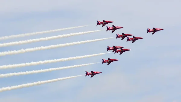 Birleşik Krallık Raf Akrobasi Takımı Red Arrows Bir Gösteri Sunar — Stok fotoğraf