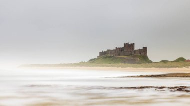 Bamburgh Kalesi. Şato Northumberland 'da yer almaktadır..