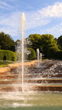 Grand Cascade, İngiltere 'nin kuzeydoğusundaki Alnwick bahçelerinin merkezidir. 2001 yılında açılan Büyük Şelale Uk 'ta türünün en büyük su özelliğidir..