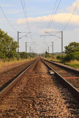 Tren yolu rayları. Kuzey İngiltere 'de elektrikli bir tren yolu..