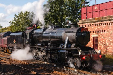 Stanier Sınıf 8F buharlı lokomotif numarası 48151 İngiltere 'nin Appleby şehrinde Carlisle Demiryolu' nda çekilmiştir..