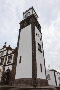 Sao Sebastiao Kilisesi. 16. yüzyıl Sao Sebastiao Kilisesi (ayrıca Ana Kilise olarak da bilinir), Atlas Okyanusu 'ndaki Azores adasında Sao Miguel' in başkenti Ponta Delgada 'da bulunur..
