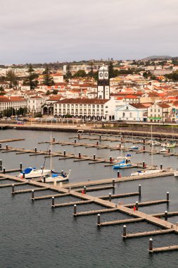 Ponta Delgada limanı. Ponta Delgada, Portekiz 'in Atlantik Okyanusu' ndaki Azores adasında yer alan Sao Miguel 'in başkentidir..