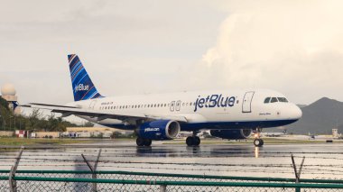 Batı Hint Adaları 'ndaki St. Maarten Adası' ndaki Prenses Juliana Uluslararası Havalimanı 'ndan kalkmak üzere olan bir uçak kalkışa hazırlanıyor..