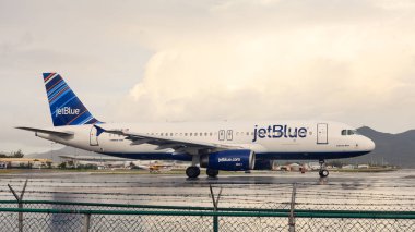 Batı Hint Adaları 'ndaki St. Maarten Adası' ndaki Prenses Juliana Uluslararası Havalimanı 'ndan kalkmak üzere olan Blue isimli bir uçak kalkışa hazırlanıyor..