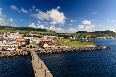 Basseterre rıhtımı Karayip adası St Kitts 'te. Basseterre, Batı Hint Adaları 'ndaki Leeward Adalarından biri olan St. Kitts adasının başkentidir..