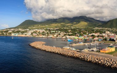 Basseterre rıhtımı. Basseterre, Batı Hint Adaları 'ndaki Leeward Adalarından biri olan St. Kitts Karayip adasının başkentidir..