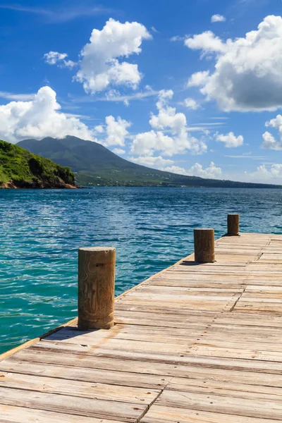 Cockleshell Körfezi İskelesi. İskele Cockleshell Körfezi 'nde Batı Hint Adaları' ndaki St. Kitts Adası 'nda yer almaktadır. Nevis adası arka planda görülebilir..