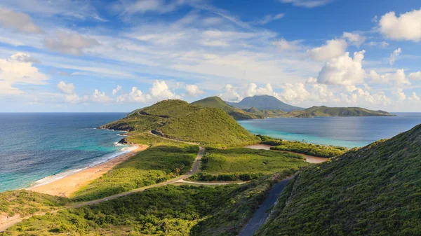 St. Kitts Panorama 'da. Batı Hint adası St Kitts 'in panoramik manzarası. Solda Atlantik Okyanusu, sağda Karayip Okyanusu ve arkada Nevis Adası var..