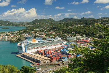 P & O yolcu gemisi Ventura, Karayip adası St Lucia 'nın başkenti Castries' e yanaştı. Liman, korunaklı bir liman ve yolcu gemileri için tercih edilen bir istikamet sunuyor..