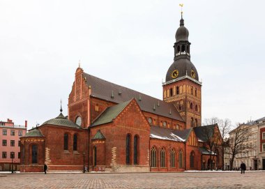 Riga, Letonya 'daki Kubbe Katedrali. 1211 yılında inşa edilen kilise, geç dönem Romanesk, erken dönem Gotik ve Barok mimarisini karıştırıyor..