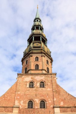 Aziz Peter Kilisesi. Riga 'daki St. Peter Kilisesi, Latva ilk olarak 1209 yılında keresteden inşa edildi ve daha sonra taşta yeniden inşa edildi. 1997 'de bir Unesco dünya mirası sitesi olarak dahil edildi..