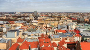 Riga Panorama. Letonya 'nın Riga şehrinin bir panoraması. Özgürlük Anıtı, Ulusal Opera ve İsa 'nın Doğuşu Katedrali görülebilir..