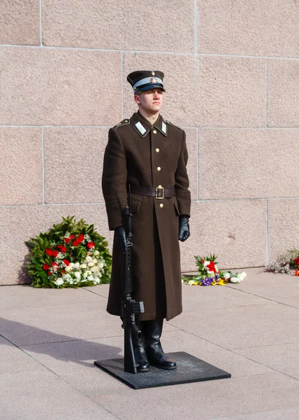Żołnierz Łotewskich Sił Zbrojnych Strzeże Pomnika Wolności Rydze Pomnik Upamiętnia — Zdjęcie stockowe