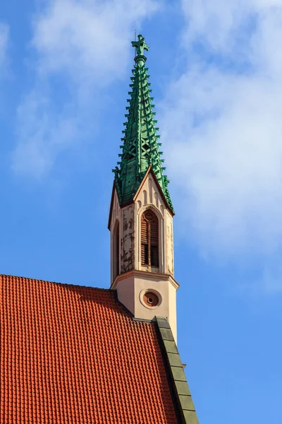聖ヨハネ教会 聖ヨハネ教会はラトビアの首都リガにあるルーテル教会です 教会は1297年にドミニカの修道院の礼拝堂として使われた時に遡る — ストック写真