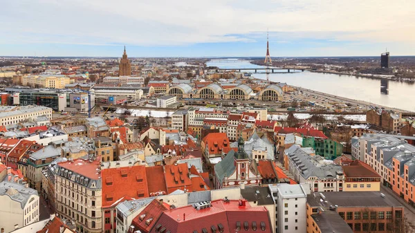 Letonya 'nın başkenti Riga' nın bir panoraması. Daugava Nehri, Radyo ve TV Kulesi, Merkezi Pazar ve Letonya Bilim Akademisi.