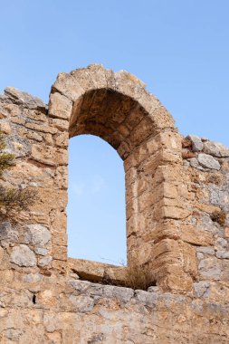 St Hilarion Kalesi 'nde kemerli bir pencere. Şato Kuzey Kıbrıs Türk Cumhuriyeti 'nin Kyrenia sıradağlarında yer almaktadır..