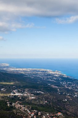 Kuzey Kıbrıs Türk Cumhuriyeti 'nin kuzey batı kıyısındaki St. Hilarion Şatosundan manzara.