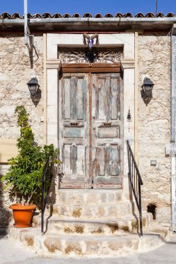 Kuzey Kıbrıs Türk Cumhuriyeti 'nin Bellapais ilçesinde kabuk soyucu boyalı bir kapı açıldı.