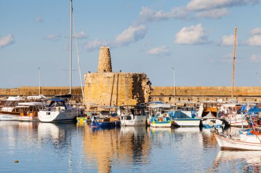 Kuzey Kıbrıs Türk Cumhuriyeti kıyısındaki Kyrenia eski limanı.