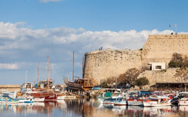 Kuzey Kıbrıs Türk Cumhuriyeti 'ndeki şatoya doğru Kyrenia eski limanı manzarası.
