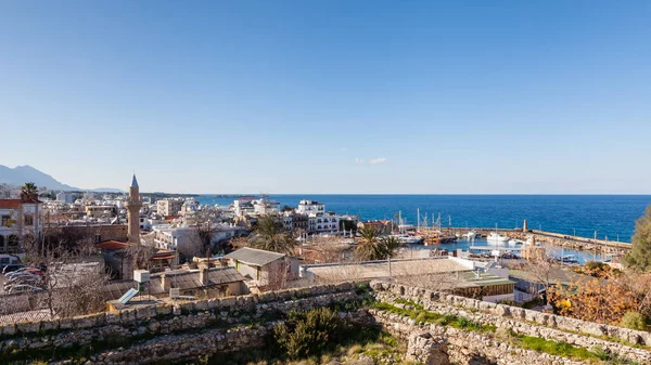 Kuzey Kıbrıs Türk Cumhuriyeti Kıyılarındaki Tarihi Şehir Liman Manzarası — Stok fotoğraf
