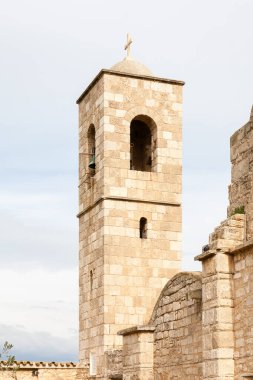 Kuzey Kıbrıs Türk Cumhuriyeti 'nin Famagusta kenti yakınlarındaki Aziz Barnabas manastırının çan kulesi..