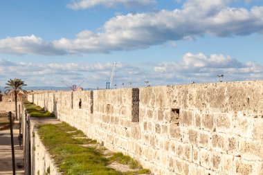 Savunma Duvarı. Kuzey Kıbrıs Türk Cumhuriyeti 'ndeki tarihi Famagusta kentini çevreleyen savunma duvarları 15. yüzyıla dayanıyor..