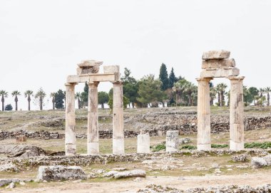Hierapolis şehir kalıntıları. Hierapolis antik şehir kalıntıları Türkiye'deki Pamukkale Kaplıcalar bitişiğinde yer alır. Unesco Dünya Mirası sitedir.