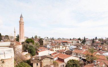 Eski Kaleici kasabası ve Türkiye 'nin güneyindeki tarihi Antalya' daki Yivli Minaresi manzarası.