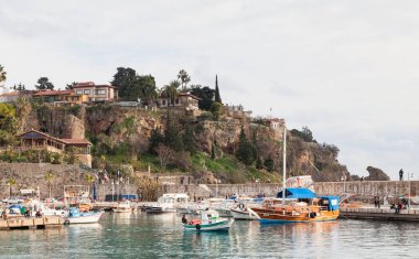 Türkiye 'nin güneyindeki tarihi Antalya limanı.