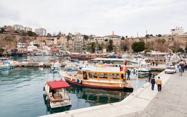 Türkiye 'nin güneyindeki tarihi Antalya limanı.