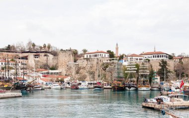 Türkiye 'nin güneyindeki tarihi Antalya limanı.