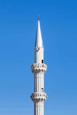 Türkiye 'nin güneyindeki Alanya ilinin Türkler ilçesindeki bir caminin minaresi.