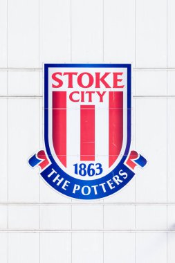Stoke City Futbol Kulübü 'nün arması Stoke-On-Trent, İngiltere' deki Bet365 stadyumunu süslüyor..