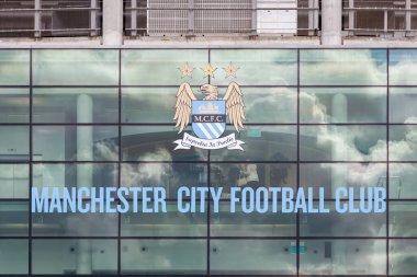 Manchester City Futbol Kulübü 'nün arması İngiltere' nin Manchester şehrindeki Etihad Stadyumu 'nu süslüyor..