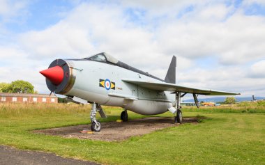 English Electric Lightning F53 ZF583, Cumbria, İngiltere 'deki Solway Havacılık Müzesi' nde görülmektedir. Şimşek, Soğuk Savaş uçağıydı..