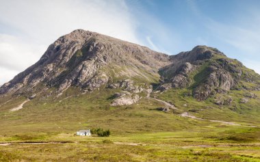 Buachaille Etive Mor. İskoçya dağlarında Buachaille Etive Mor manzarası. Buachaille Etive Mor, İskoçya 'da bir dağdır..