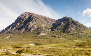 Buachaille Etive Mor. İskoçya dağlarında Buachaille Etive Mor manzarası. Buachaille Etive Mor, İskoçya 'da bir dağdır..
