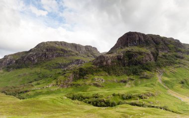 Glencoe Tepesi. İskoçya 'daki Glencoe yamacının manzarası. Glencoe tüm İskoç vadilerinin en ünlüsüdür..