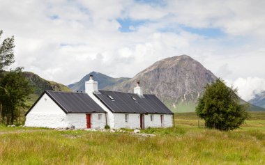 Buachaille Etive Mor. İskoçya dağlarında Buachaille Etive Mor manzarası. Buachaille Etive Mor, İskoçya 'da bir dağdır..