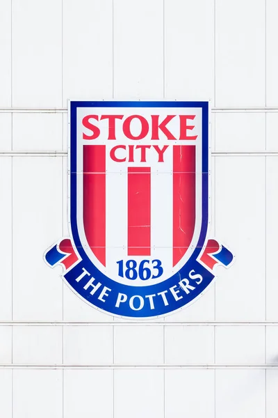Stoke City Futbol Kulübü 'nün arması Stoke-On-Trent, İngiltere' deki Bet365 stadyumunu süslüyor..
