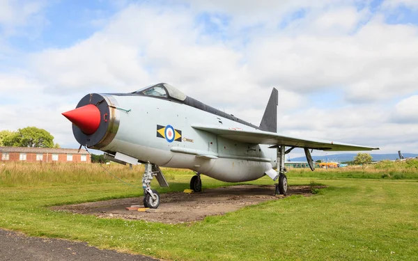 English Electric Lightning F53 ZF583, Cumbria, İngiltere 'deki Solway Havacılık Müzesi' nde görülmektedir. Şimşek, Soğuk Savaş uçağıydı..