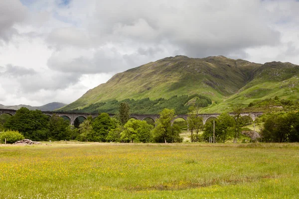 Wiadukt Glenfinnana Widok Glenfinnan Wiadukt West Highland Line Szkocji Między — Zdjęcie stockowe