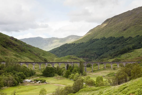 Wiadukt Glenfinnana Widok Glenfinnan Wiadukt West Highland Line Szkocji Między — Zdjęcie stockowe