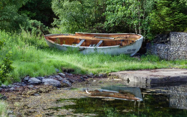 Розбитий Човен Берегах Лох Левена Півночі Шотландії Зображено Розбитий Човен — стокове фото